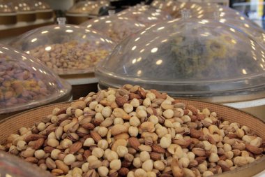 Bol vitaminli taze ve organik fındık.