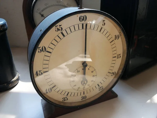 Μοντέρνο Και Διακοσμητικό Ρολόι Τοίχου — Φωτογραφία Αρχείου