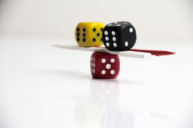 dekoratif ve renkli küp zarlar