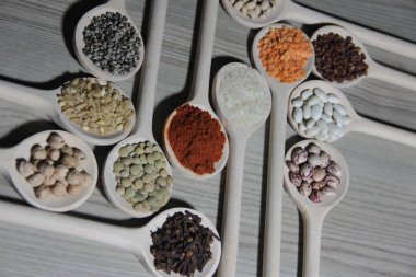 Tahta kaşıklardaki organik baharatlar