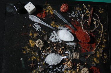 Tahta kaşıklardaki organik baharatlar