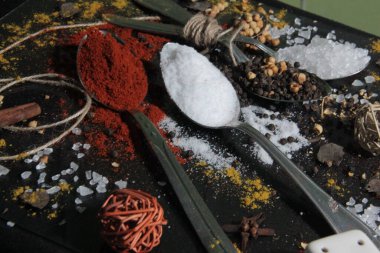 Tahta kaşıklardaki organik baharatlar