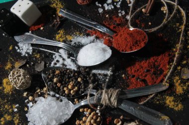 Tahta kaşıklardaki organik baharatlar