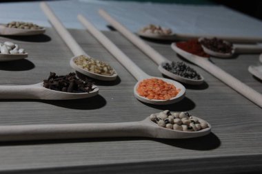 Tahta kaşıklardaki organik baharatlar