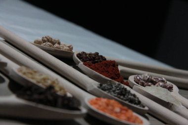 Tahta kaşıklardaki organik baharatlar