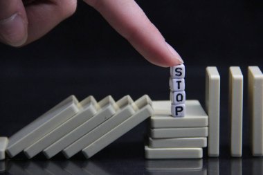 beyaz domino taşları ve risk