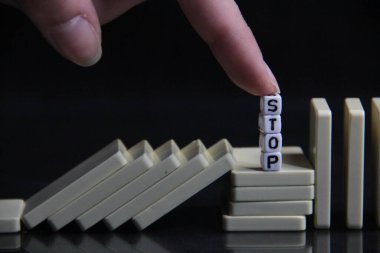 beyaz domino taşları ve risk