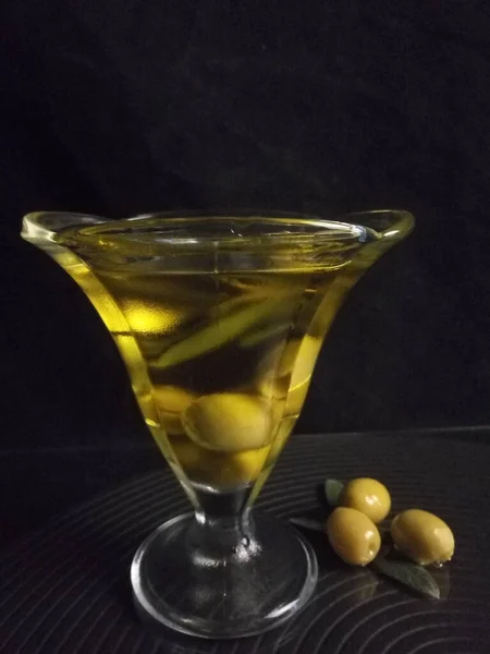 玻璃杯中的橄榄油和青橄榄 — 图库照片