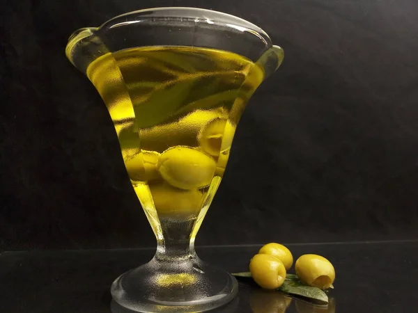 Huile Olive Olives Vertes Dans Une Tasse Verre — Photo