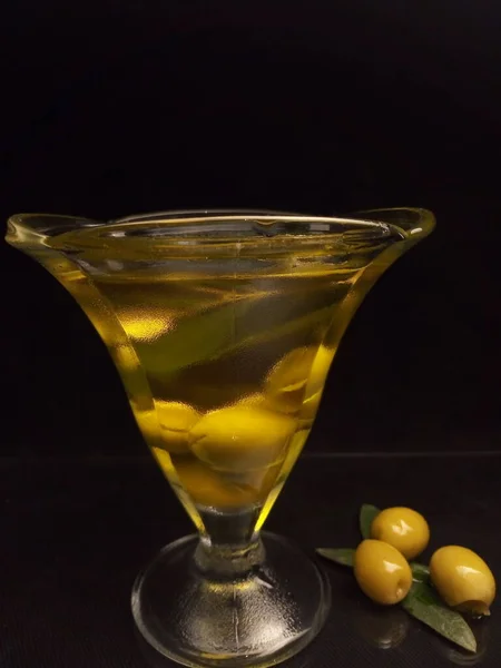 玻璃杯中的橄榄油和青橄榄 — 图库照片