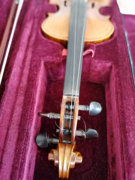 Geige Und Bogen Dunkelrotem Etui Nahaufnahme — Stockfoto