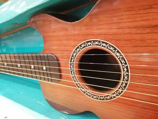 Guitarra Acústica Sobre Fundo Madeira — Fotografia de Stock