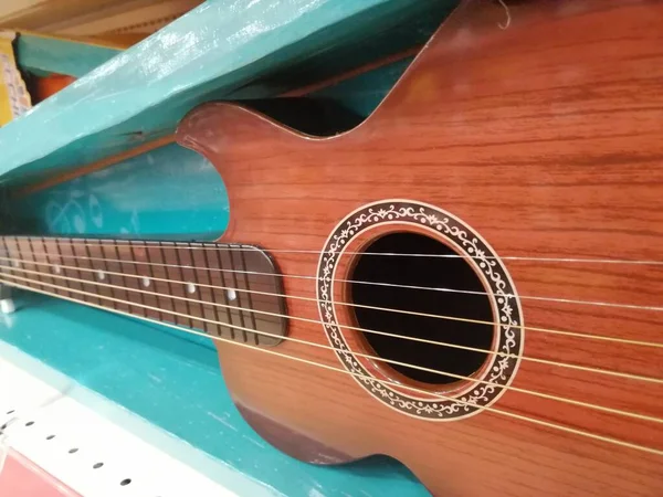 Guitarra Acústica Sobre Fundo Madeira — Fotografia de Stock