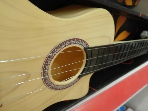 Guitarra Acústica Sobre Fundo Madeira — Fotografia de Stock