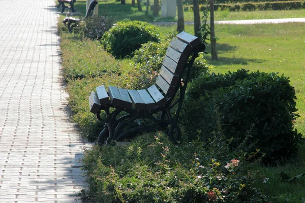 Banco Elegante Moderno Para Jardim — Fotografia de Stock