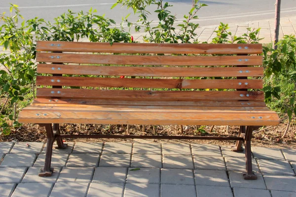 庭のためのスタイリッシュでモダンなベンチ — ストック写真