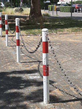 Yolda renkli demir bariyer var.