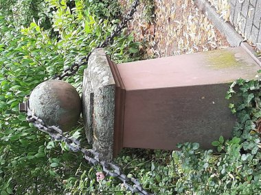 Yolda renkli demir bariyer var.