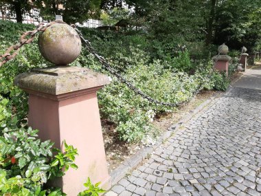 Yolda renkli demir bariyer var.