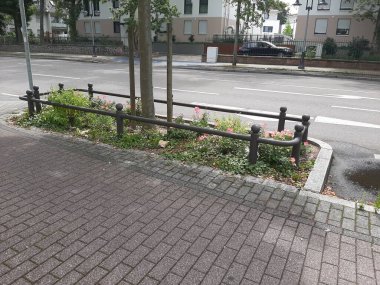 Yolda renkli demir bariyer var.