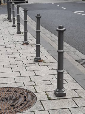 Yolda renkli demir bariyer var.