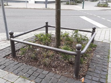 Yolda renkli demir bariyer var.