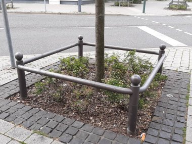 Yolda renkli demir bariyer var.