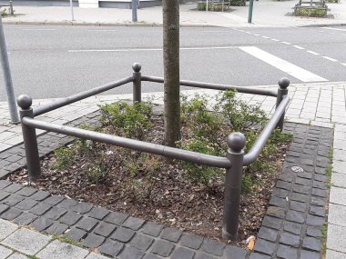 Yolda renkli demir bariyer var.