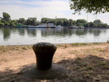 Yolda renkli demir bariyer var.