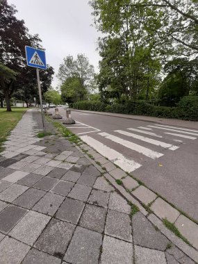 Yolda renkli demir bariyer var.