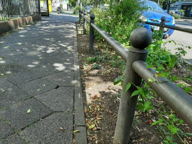 Yolda renkli demir bariyer var.