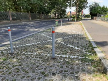 Yolda renkli demir bariyer var.