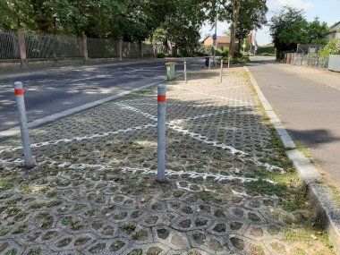 Yolda renkli demir bariyer var.