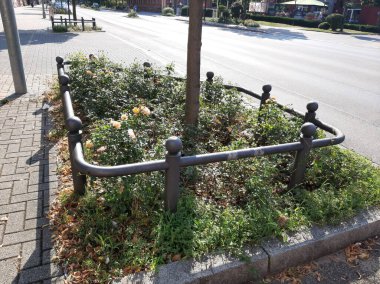 Yolda renkli demir bariyer var.