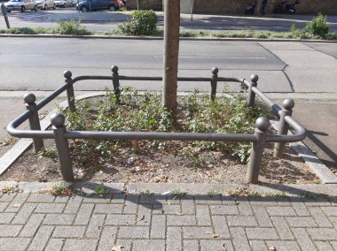 Yolda renkli demir bariyer var.