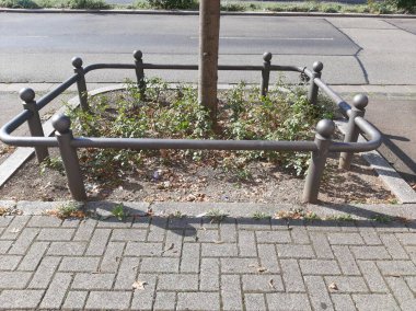 Yolda renkli demir bariyer var.