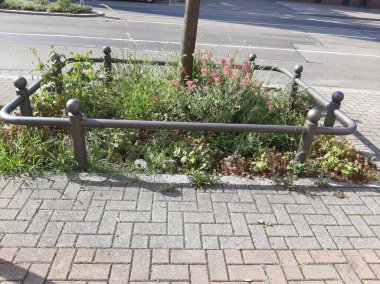 Yolda renkli demir bariyer var.