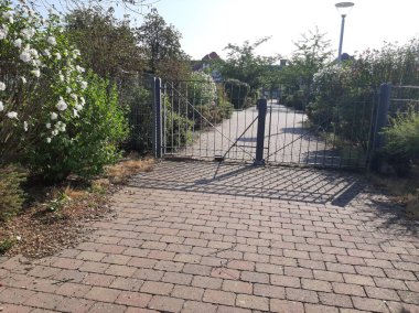 Yolda renkli demir bariyer var.