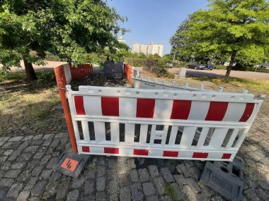 Yolda renkli demir bariyer var.