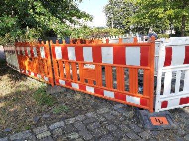 Yolda renkli demir bariyer var.