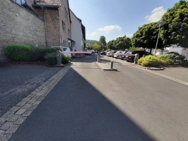 Yolda renkli demir bariyer var.