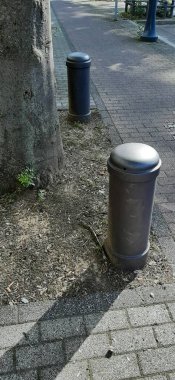 Yolda renkli demir bariyer var.