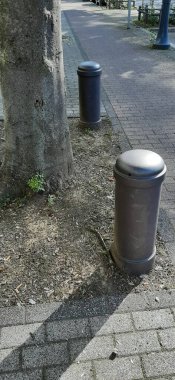 Yolda renkli demir bariyer var.