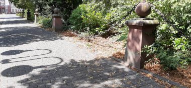 Yolda renkli demir bariyer var.