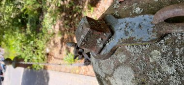 Yolda renkli demir bariyer var.