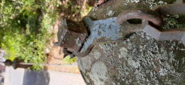 Yolda renkli demir bariyer var.