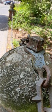 Yolda renkli demir bariyer var.