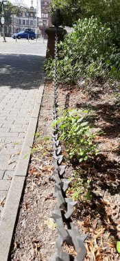 Yolda renkli demir bariyer var.