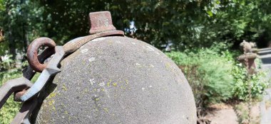 Yolda renkli demir bariyer var.