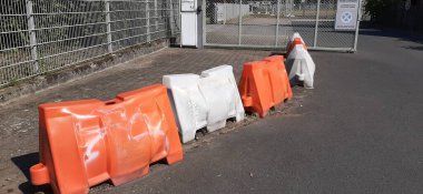 Yolda renkli demir bariyer var.